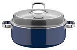 Blauer Schmortopf mit silbernem Deckel und Griffen, seitliche Perspektive