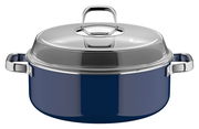 Blauer Schmortopf mit silbernem Deckel und Griffen, seitliche Perspektive