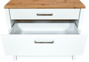 Schubkastenunterschrank SORBA aus weißem Holz mit zwei Schubladen, obere Schublade geschlossen, untere Schublade geöffnet, Ansicht von vorne