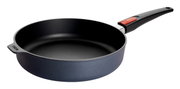 Guss-Hochrandpfanne 28cm Diamo, seitliche Perspektive mit langem Griff und hohem Rand