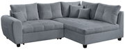 Graues Ecksofa mit weichem Stoffbezug, bestehend aus zwei Teilen mit mehreren Kissen, Perspektive von vorne links.