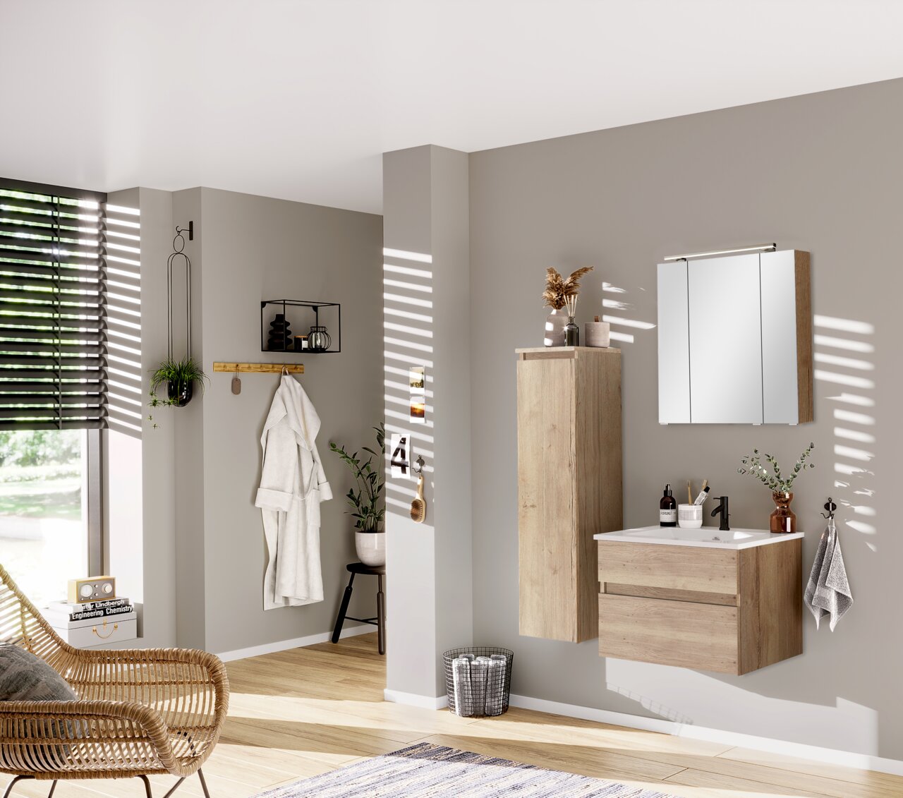 Novel Mittelschrank links NV.210 Moderner Badezimmer-Mittelschrank in Holzoptik, links an der Wand montiert, mit dekorativen Elementen und Spiegel im Hintergrund, seitliche Perspektive.