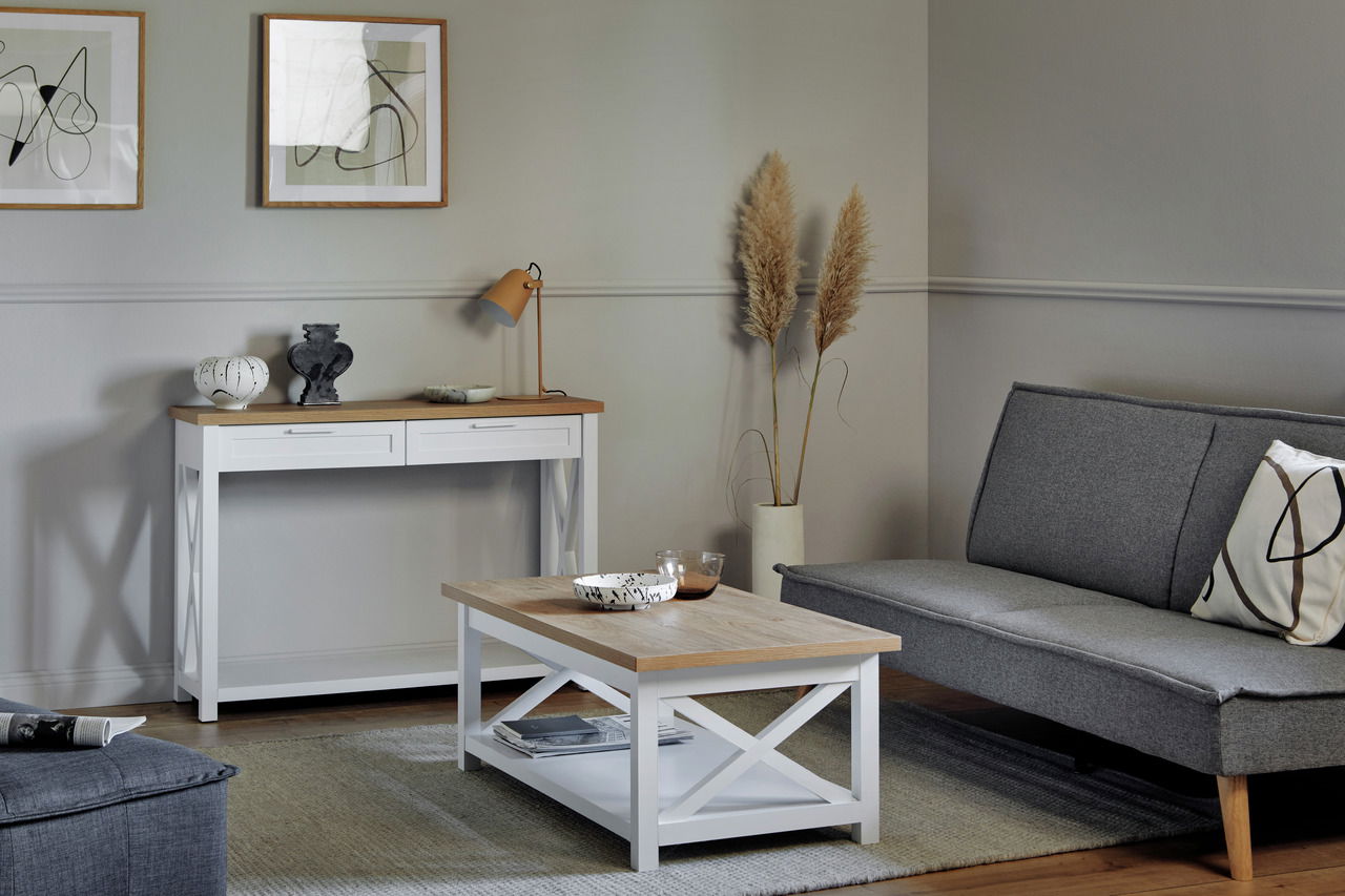 Moderne Konsole in einem stilvoll eingerichteten Wohnzimmer, mit weißem Gestell und Holzplatte, aus seitlicher Perspektive.