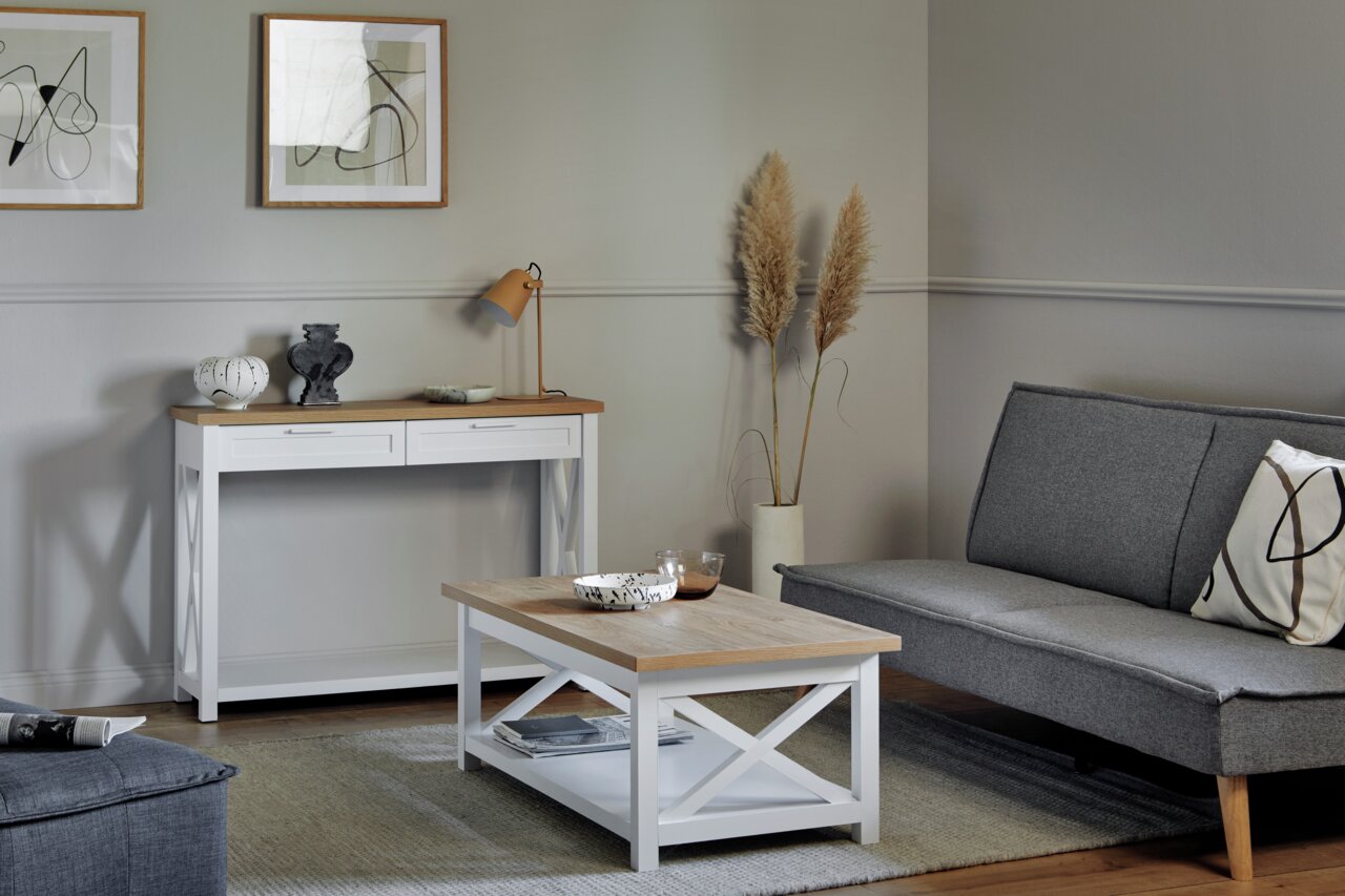 Moderne Konsole in einem stilvoll eingerichteten Wohnzimmer, mit weißem Gestell und Holzplatte, aus seitlicher Perspektive.