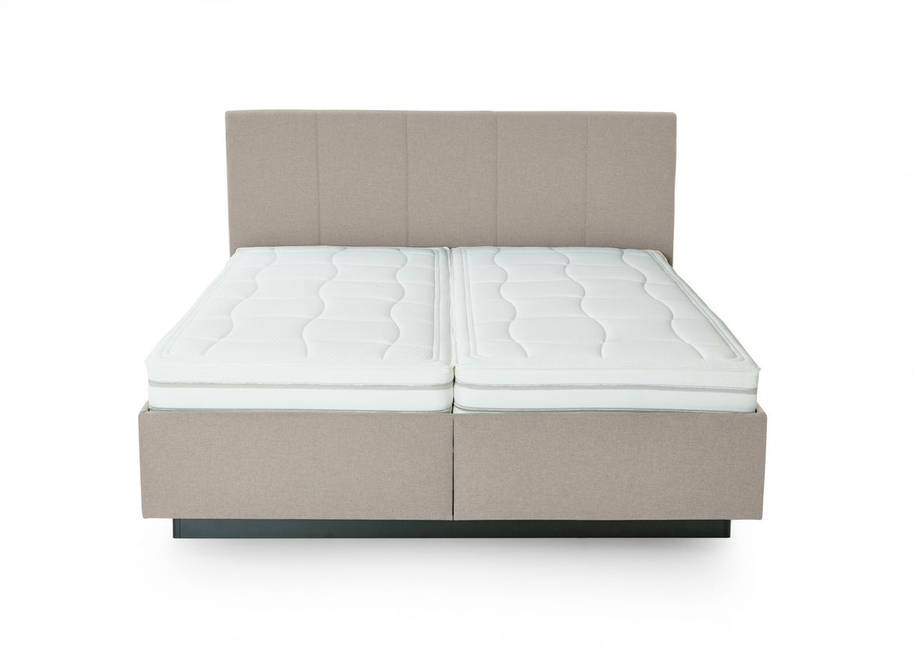 Frontansicht eines Polsterbetts mit beigem Kopfteil und zwei weißen Matratzen.