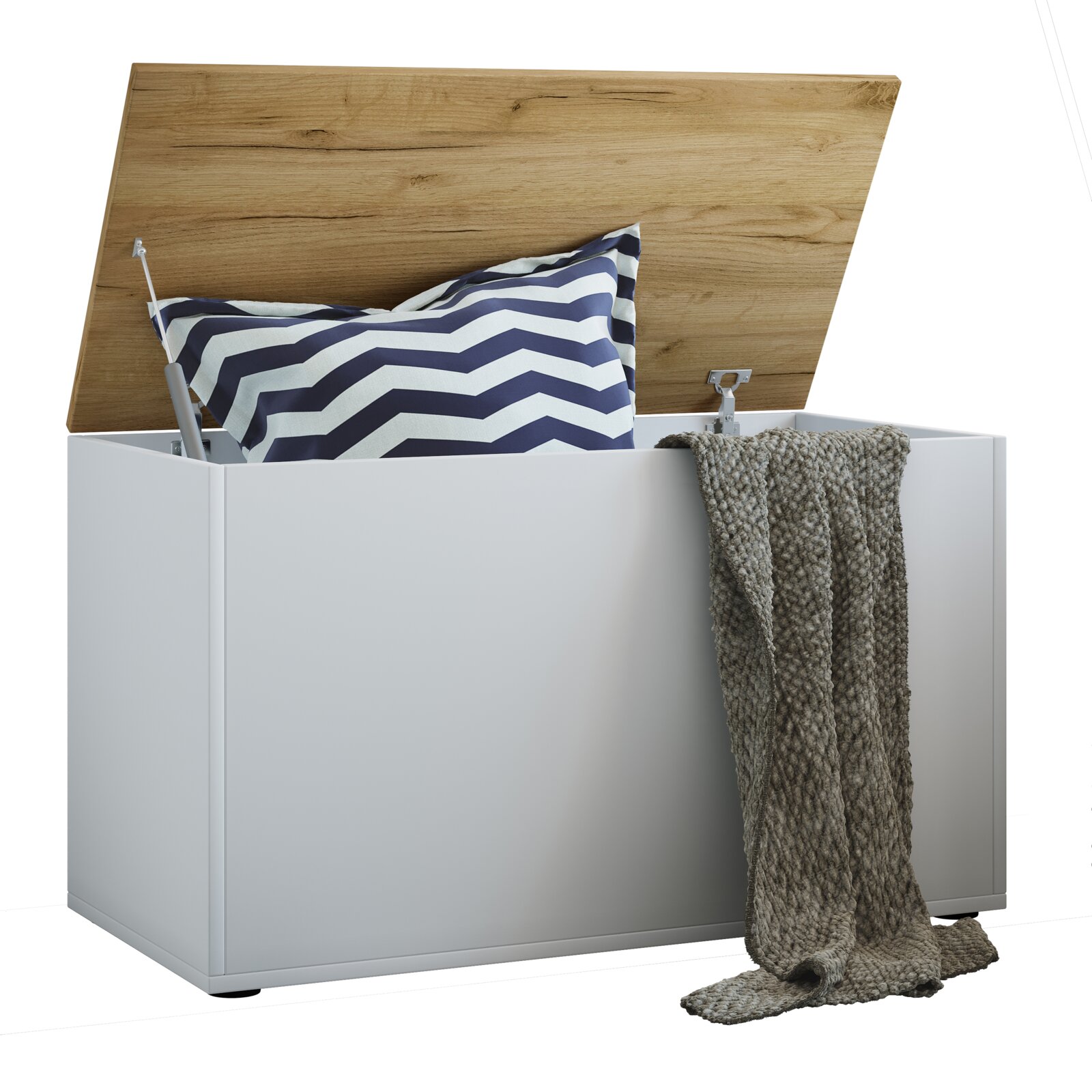Weiße Aufbewahrungstruhe mit aufgeklapptem Holzdeckel, gefüllt mit Kissen und Decke, in frontaler Perspektive mit leichtem Blick von oben