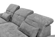 Graues Sofa mit verstellbaren Kopfstützen und Kissen, seitliche Perspektive