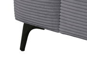 Nahaufnahme eines grauen Funktionssofas mit geripptem Stoffbezug und schwarzem Metallfuß, seitliche Perspektive