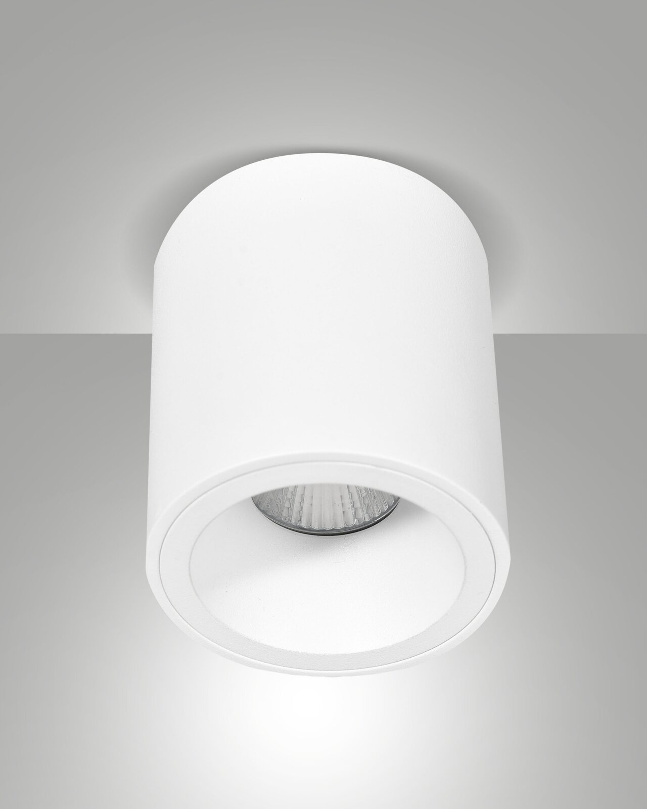 Witte cilindrische inbouwspot Fabas Luce GUAMO, gezien vanaf het plafond
