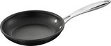 ZWILLING Bratpfanne-Serie FORTE, 20 cm, seitliche Perspektive, schwarze Antihaftbeschichtung, silberner Griff