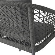 Detailansicht eines Gartensessels mit geflochtenem Seilgeflecht in dunklem Grau.