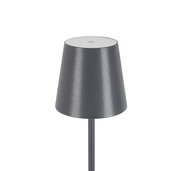 Graue Akku-Stehleuchte aus seitlicher Perspektive mit konischem Lampenschirm.