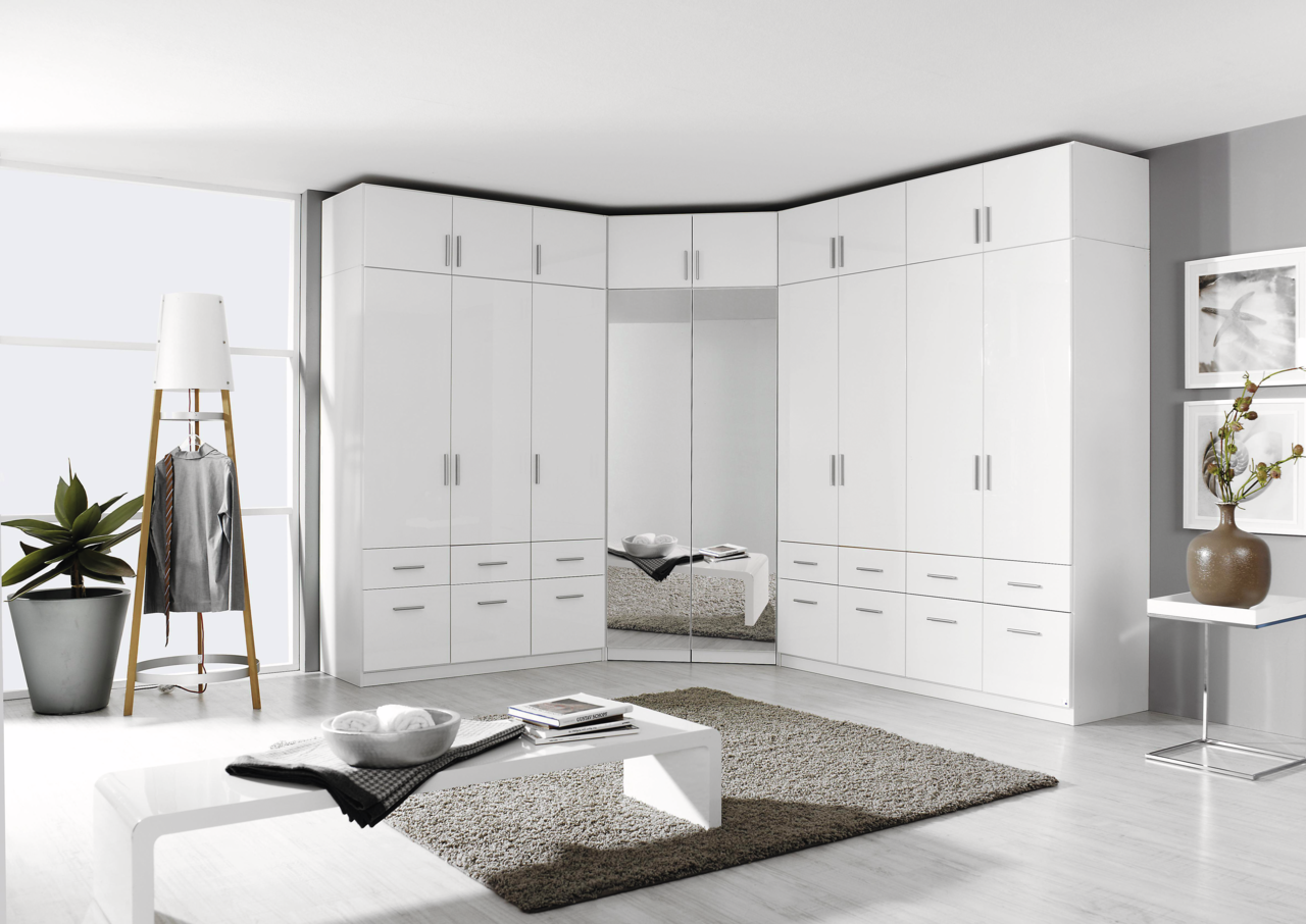 Eckschrank mit Drehtüren in einem modernen, hellen Raum, Perspektive von vorne.