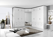Eckschrank mit Drehtüren in einem modernen, hellen Raum, Perspektive von vorne.