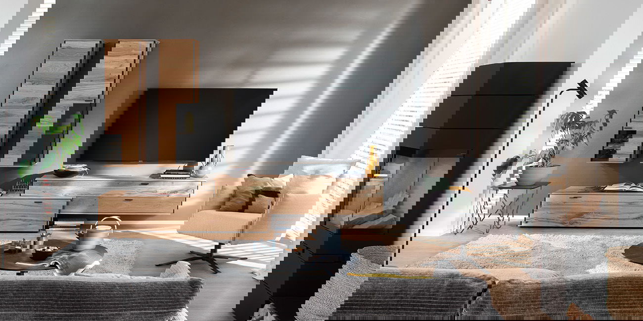 Modernes Wohnzimmer mit Holzmöbeln, TV, Kamin und einem Sessel