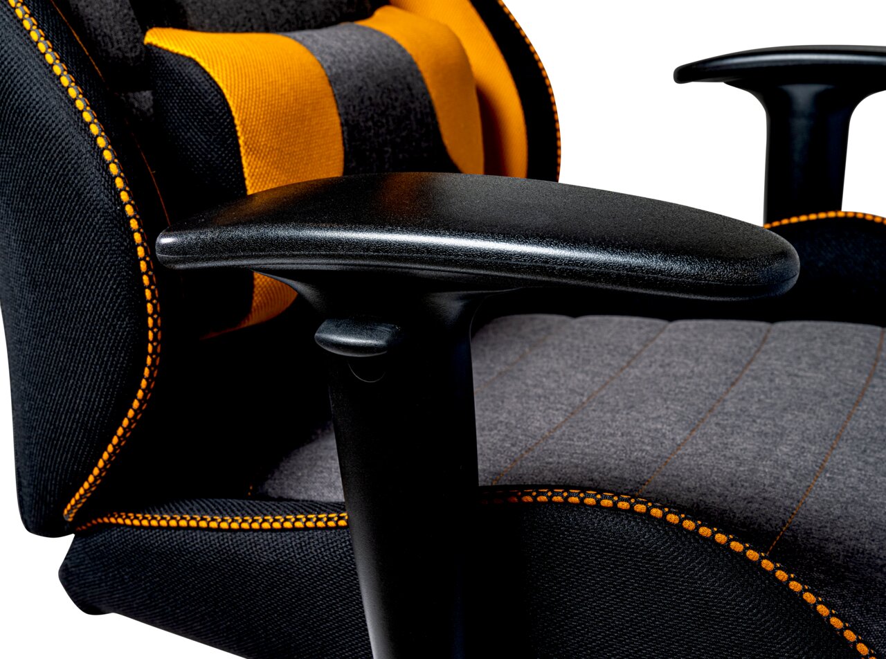 Nahaufnahme eines Gaming-Stuhls mit schwarz-grauer Polsterung und orangefarbenen Akzenten, seitliche Perspektive auf die Armlehne.
