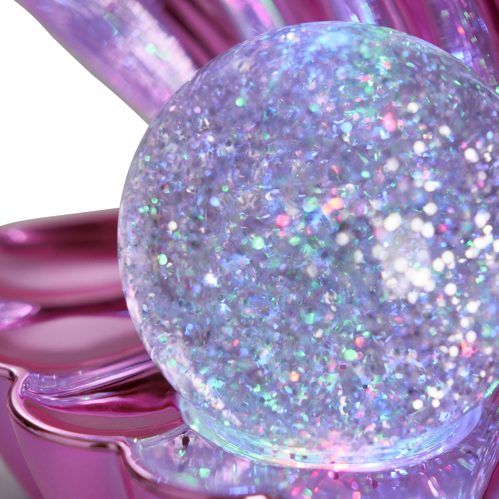 Nahaufnahme einer LED-Tischleuchte mit glitzernder Kugel und rosa Blütenblatt-Design.