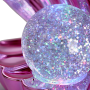 Nahaufnahme einer LED-Tischleuchte mit glitzernder Kugel und rosa Blütenblatt-Design.