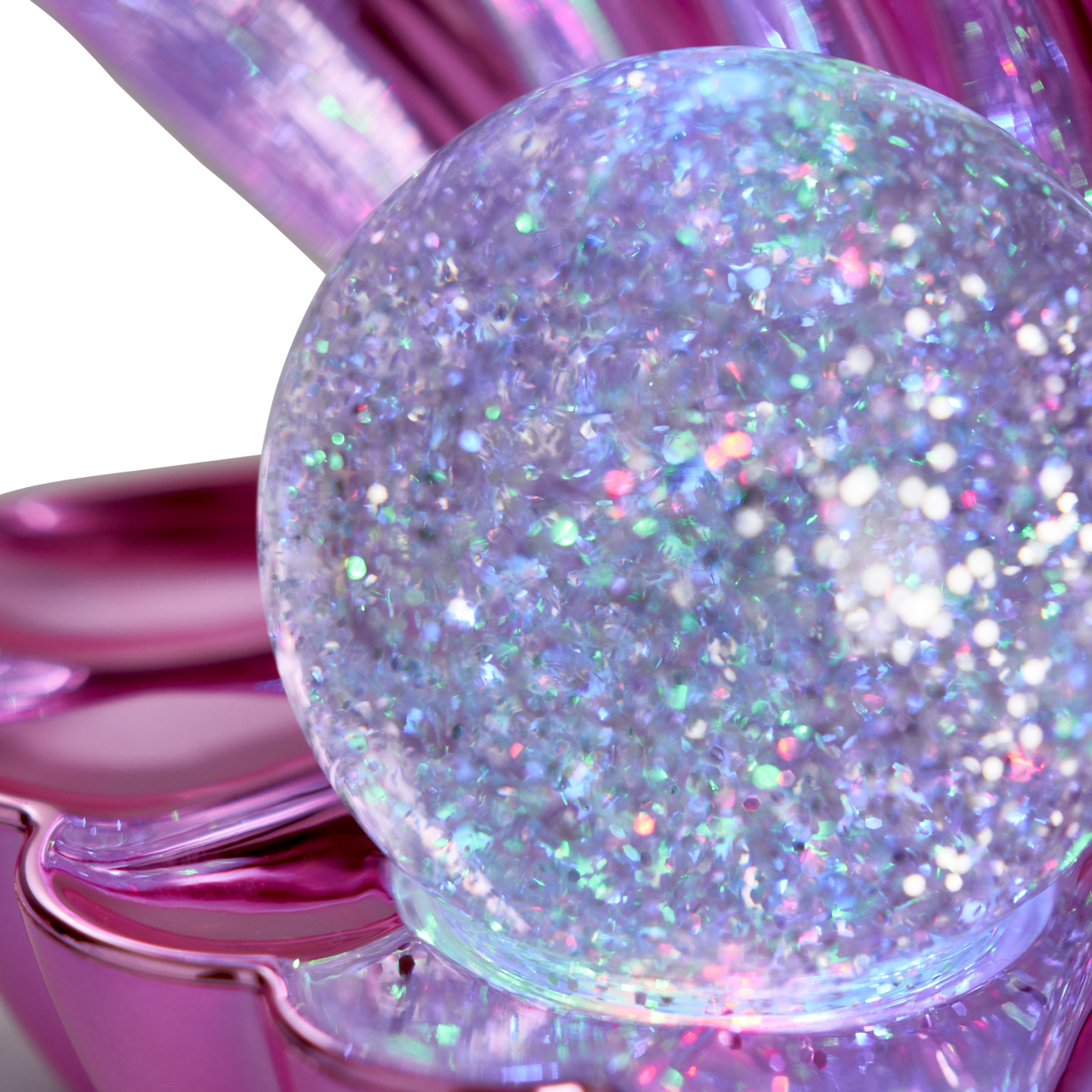 Nahaufnahme einer LED-Tischleuchte mit glitzernder Kugel und rosa Blütenblatt-Design.