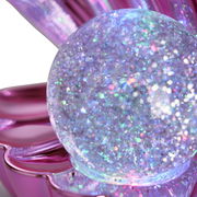 Nahaufnahme einer LED-Tischleuchte mit glitzernder Kugel und rosa Blütenblatt-Design.