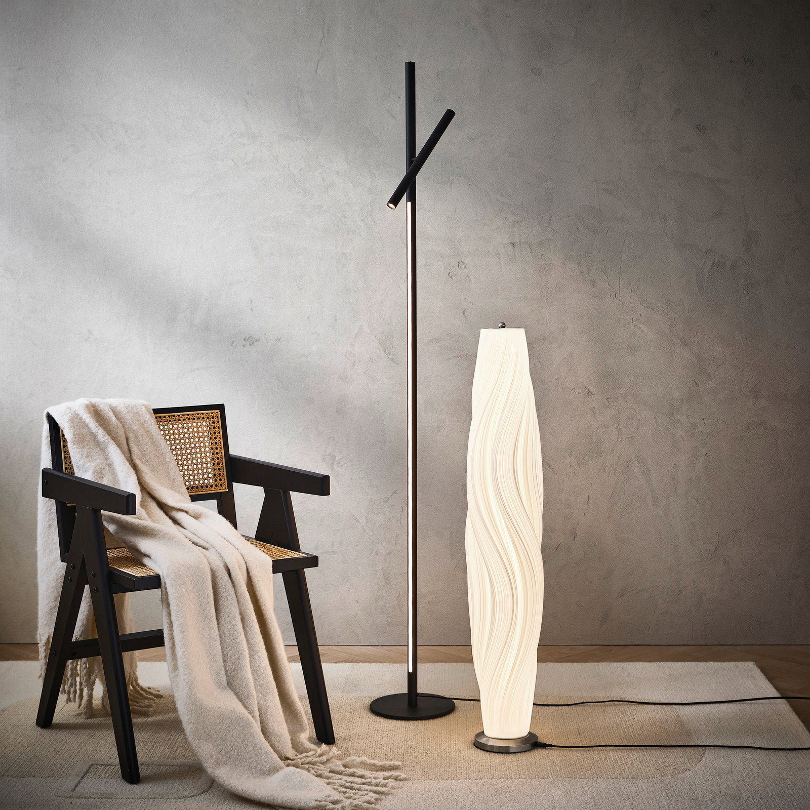 Moderne LED-Stehleuchte in einem stilvollen Wohnzimmer, seitliche Perspektive.