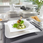 Elegantes weißes Kombiservice 42-teilig 'Melodie' in moderner Tischdekoration, seitliche Perspektive
