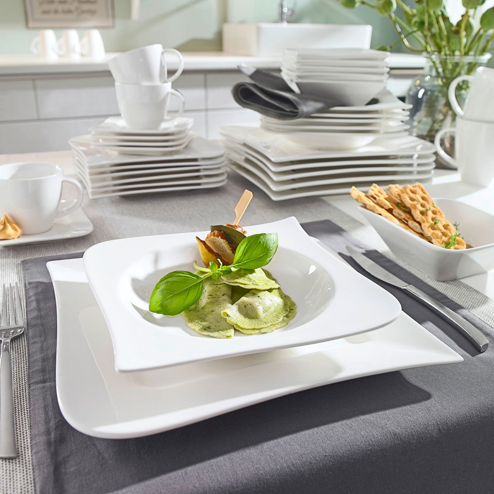 Elegantes weißes Kombiservice 42-teilig 'Melodie' in moderner Tischdekoration, seitliche Perspektive
