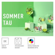 Verschiedene Gläser mit buntem Blumendekor auf grünem Hintergrund, Perspektive von vorne.