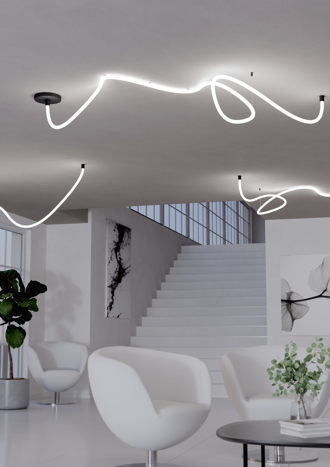 Moderne installatie van led-lichtslingers aan het plafond van een stijlvolle woonkamer met witte meubels en planten, gezien vanuit de zijkant.