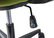 Nahaufnahme eines Drehstuhls mit grünem Sitzbezug, Hebel zur Höhenverstellung und Rollen, seitliche Perspektive.