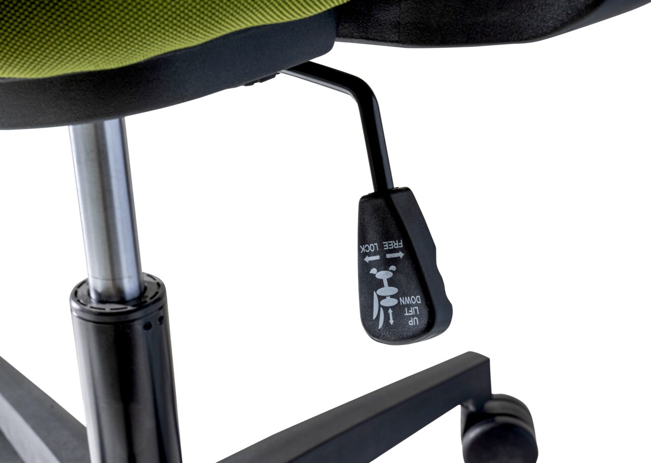 Close-up van een draaistoel met groene bekleding, hendel voor hoogteverstelling en wieltjes, zijaanzicht.