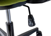 Close-up van een draaistoel met groene bekleding, hendel voor hoogteverstelling en wieltjes, zijaanzicht.