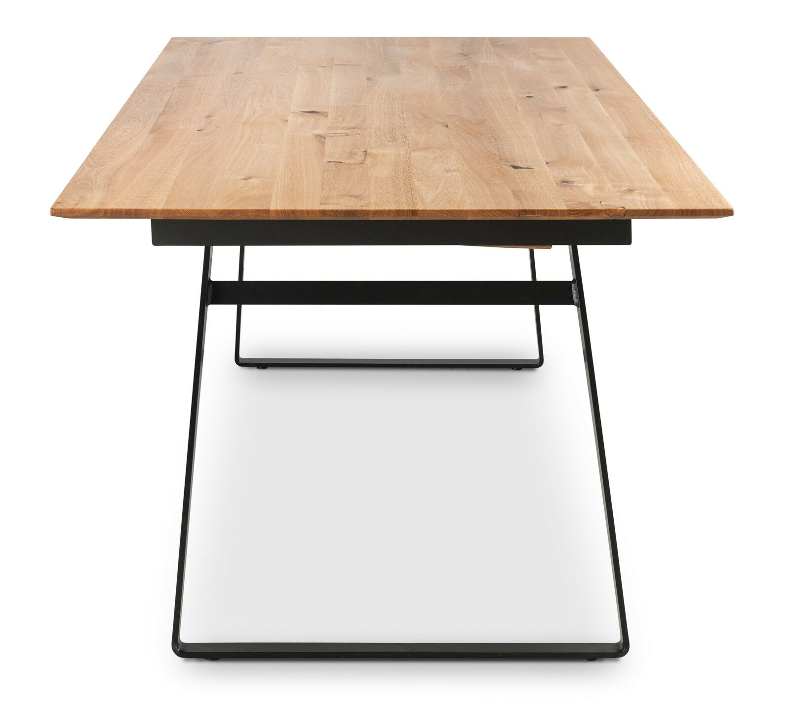Moderner Esstisch mit Holzplatte und schwarzem Metallgestell, Frontalansicht