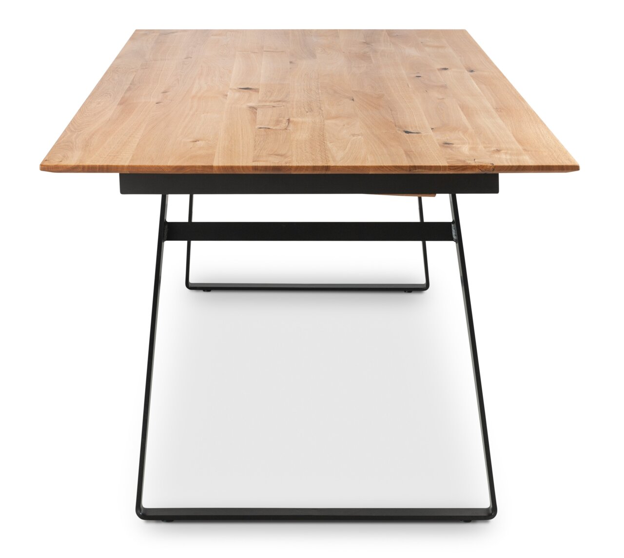 Moderne eettafel met houten blad en zwart metalen onderstel, vooraanzicht