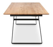 Moderne eettafel met houten blad en zwart metalen onderstel, vooraanzicht