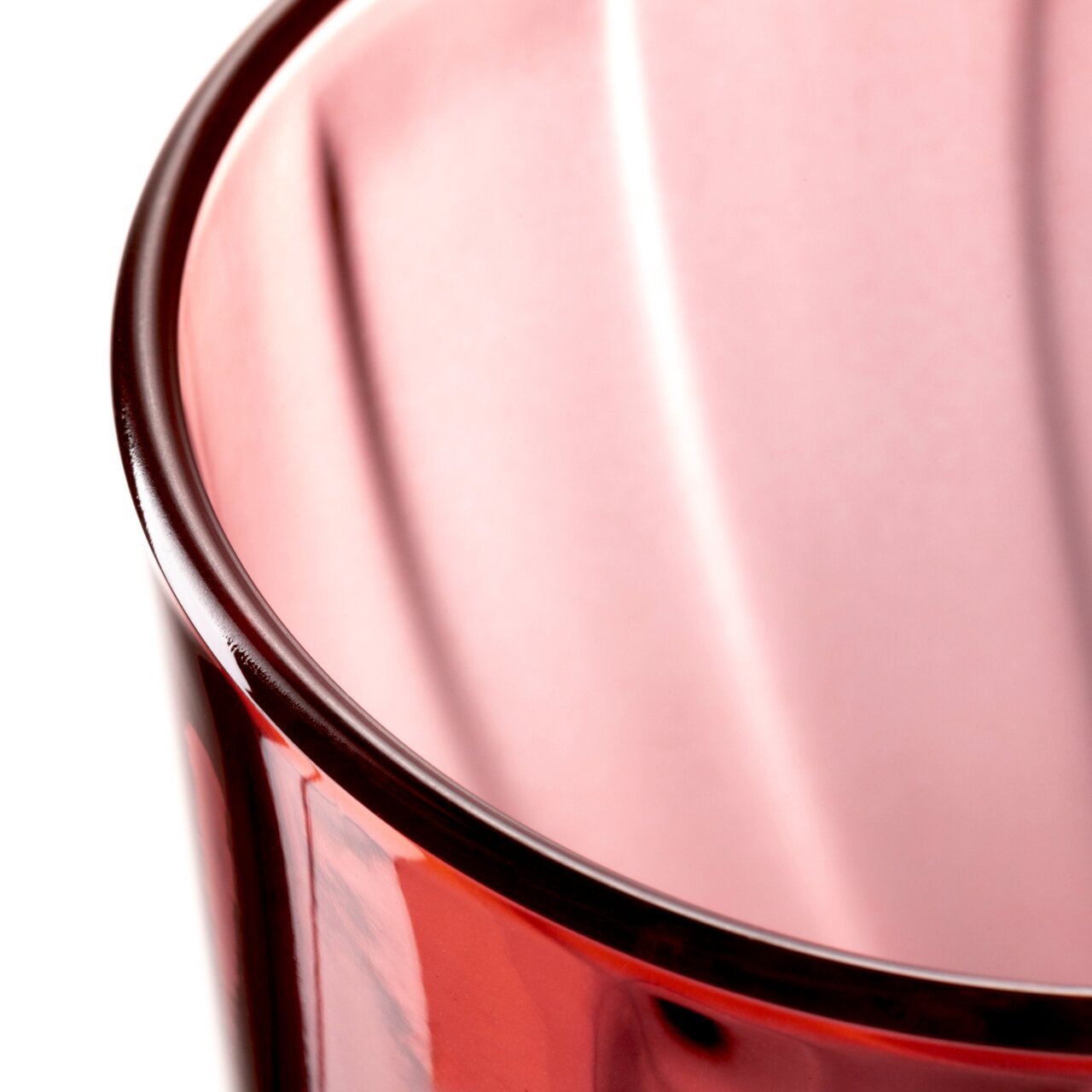 Close-up van een rood Twist-drinkglas met een gebogen vorm, gezien van bovenaf.