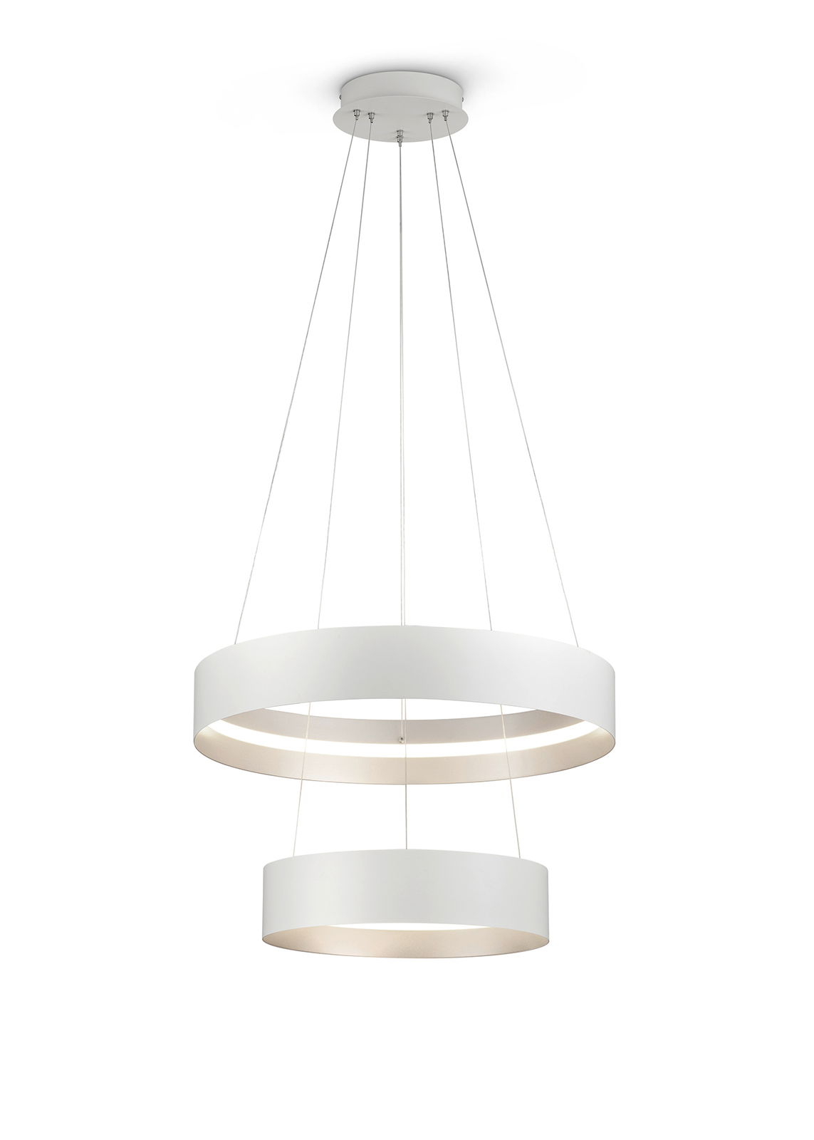 Moderne, weiße Pendelleuchte LOOP mit zwei übereinander angeordneten Ringen, von der Decke hängend, seitliche Perspektive.