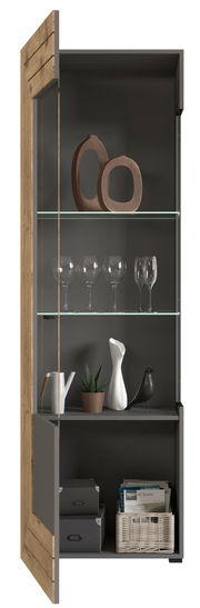 Vitrine mit Holztür und Glasregalen, gefüllt mit Dekorationsobjekten und Gläsern, aus frontaler Perspektive.