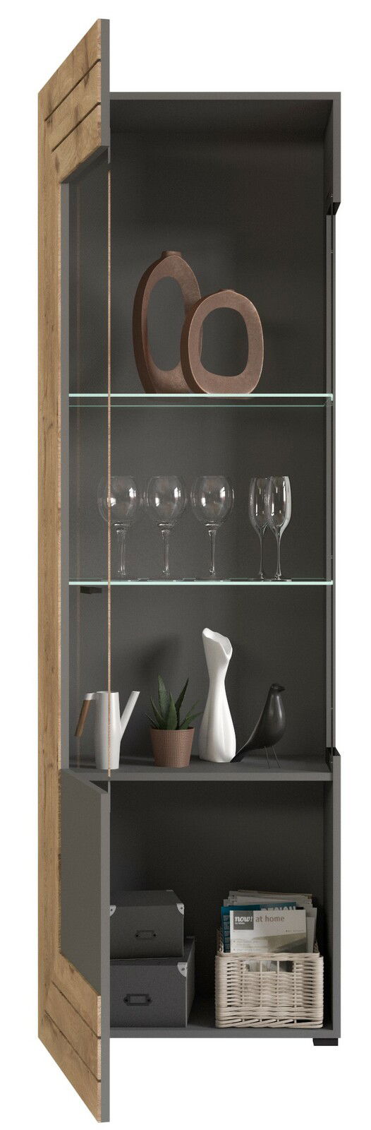 Vitrine mit Holztür und Glasregalen, gefüllt mit Dekorationsobjekten und Gläsern, aus frontaler Perspektive.