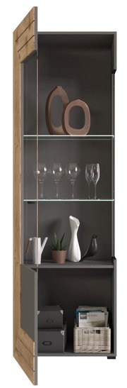 Vitrine mit Holztür und Glasregalen, gefüllt mit Dekorationsobjekten und Gläsern, aus frontaler Perspektive.