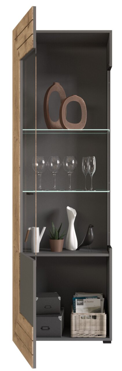 Vitrine mit Holztür und Glasregalen, gefüllt mit Dekorationsobjekten und Gläsern, aus frontaler Perspektive.