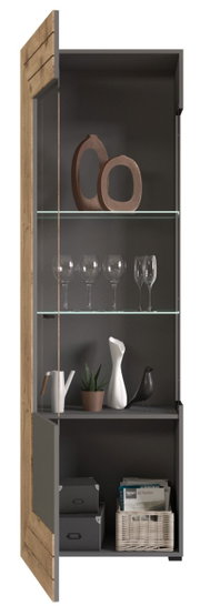 Vitrine mit Holztür und Glasregalen, gefüllt mit Dekorationsobjekten und Gläsern, aus frontaler Perspektive.