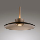 Moderne Pendelleuchte PURE Moon in seitlicher Perspektive mit elegantem, flachem Schirm und warmem Licht.