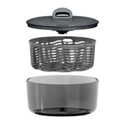 Exploded view (vooraanzicht) van een grijze ronde keukencontainer met transparante kom, geperforeerde inzetmand en deksel met handgreep.