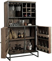 Geöffneter Barschrank aus Holz mit Metallrahmen, gefüllt mit Gläsern, Flaschen und Weinregalen, frontal betrachtet.