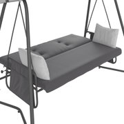Gevoerde Hollywoodschommel voor in de tuin met ligvlak, donkergrijze bekleding en twee witte kussens, zijaanzicht in licht bovenaanzicht.