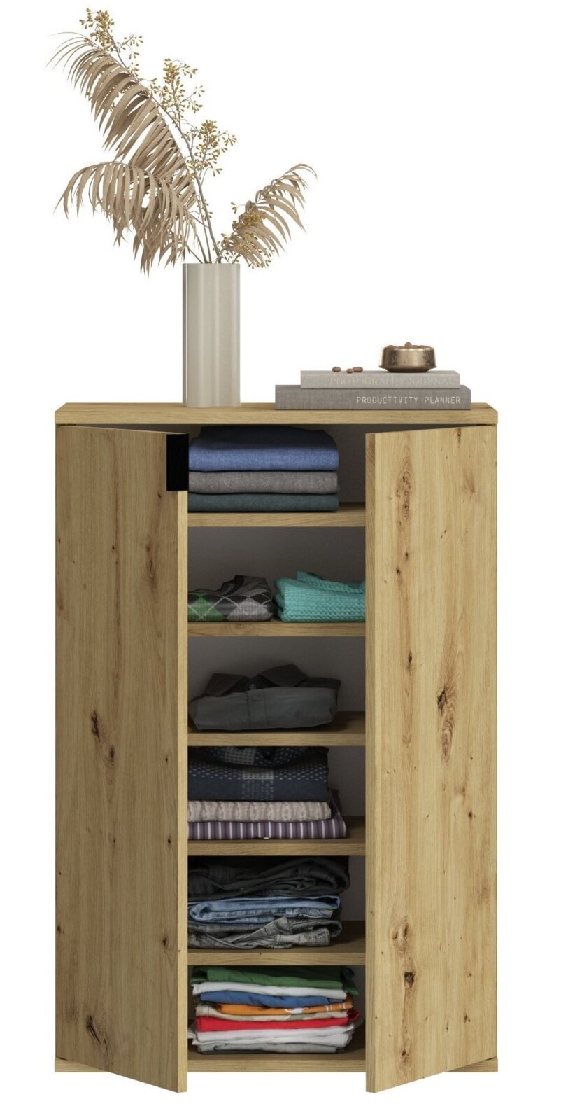 Garderobenschrank aus Holz mit geöffneter Tür, gefüllt mit gefalteter Kleidung, aus frontaler Perspektive, dekoriert mit einer Vase und Büchern oben.