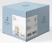 Hellblaue Verpackungsbox von Zwiesel Glas für „Tone“ Allround-Gläser (4er-Set), schräg von vorn/oben in 3/4-Perspektive mit sichtbarer Front- und Seitenfläche