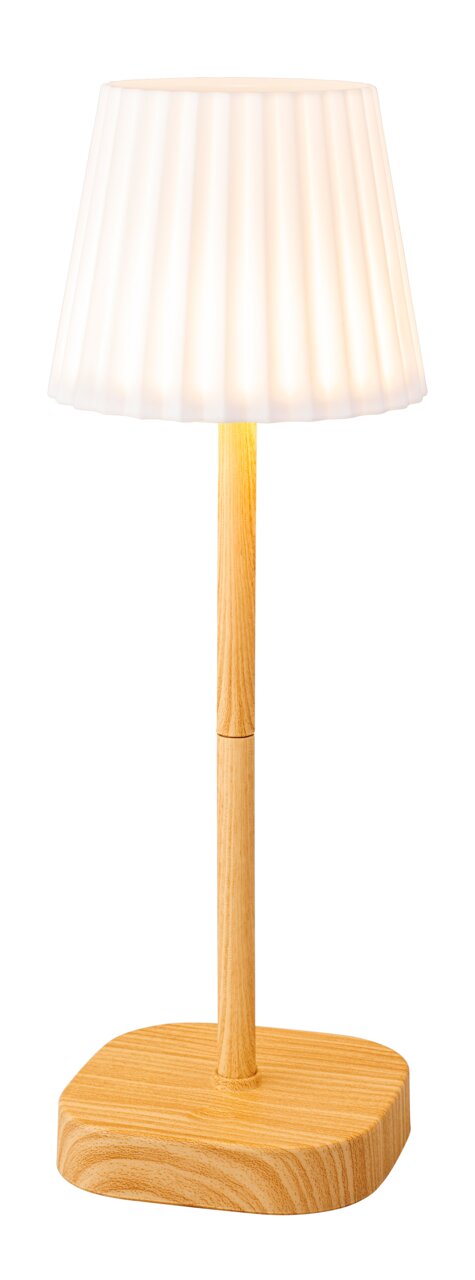 Tischlampe aus Plastik mit Holzoptik, frontal fotografiert, mit einem weißen, geriffelten Lampenschirm.