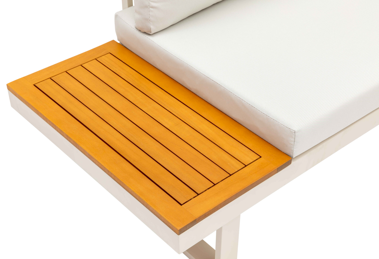 Nahaufnahme einer Gartenlounge mit hellem Polster und seitlicher Holzablage in der Draufsicht.